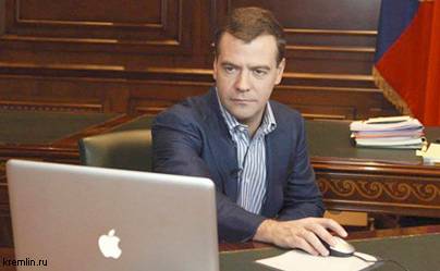 Медведев: нет никакого электронного правительства, всё это химера
