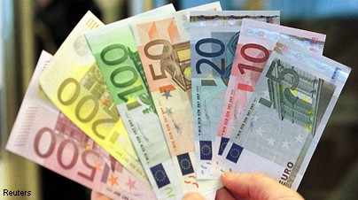 Евро обрушился к годовым минимумам