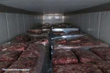 Таможенники не пустили в Петербург 7 контейнеров с мясом из Европы
