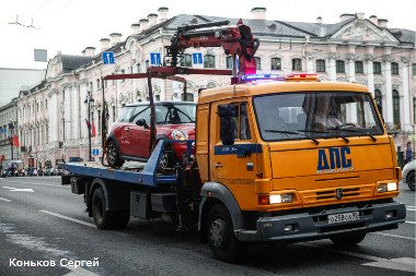 В Петербурге могут начать эвакуировать автомобили с газонов