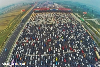 Самая большая пробка на 50-полосной дороге образовалась в Китае