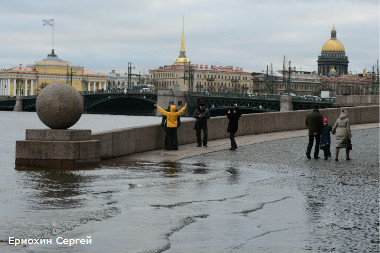 На дамбе в Петербурге из-за угрозы наводнения вновь закрыты затворы