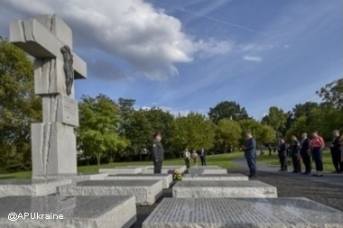 Порошенко высмеяли за дырявой носок у памятника жертвам Волынской резни