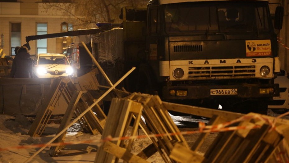 На Греческом рабочий погиб при разгрузке грузовика 